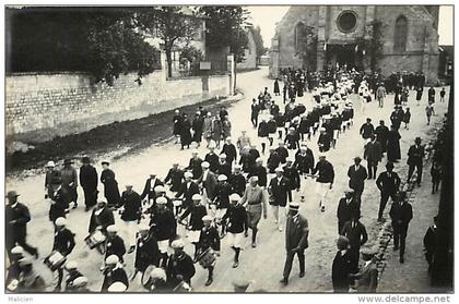 - ref F197 - oise -  carte photo - estree saint denis - estree st denis - fanfare - gymnastes - sortie de messe -