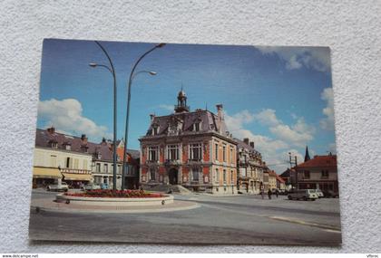 Cpm 1978, Fere Champenoise, la place de l'hôtel de ville, Marne