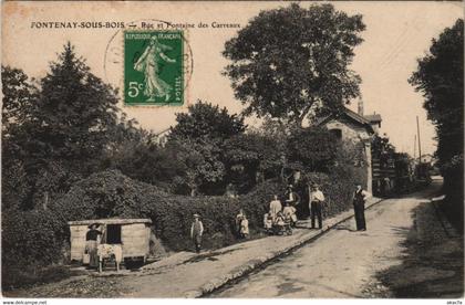 CPA FONTENAY-sous-BOIS - Rue et Fontaine des Carreaux (44984)