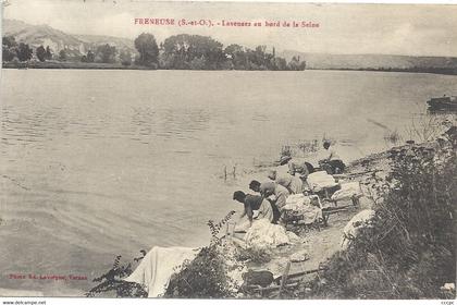 CPA Freneuse Laveuses au bord de la Seine