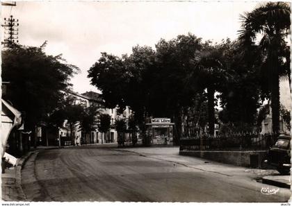 CPA Gignac - L'Esplanade et Place de la Victoire (518929)