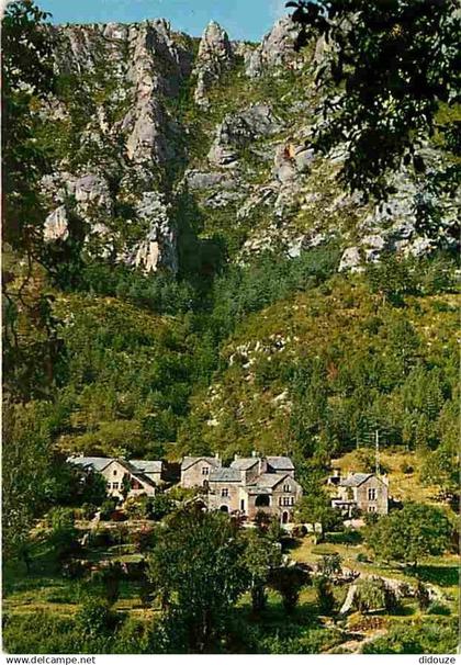 48 - Les Gorges du Tarn - Pris entre les escarpements sauvage de la falaise et le Tarn à la belle eau claire le Village