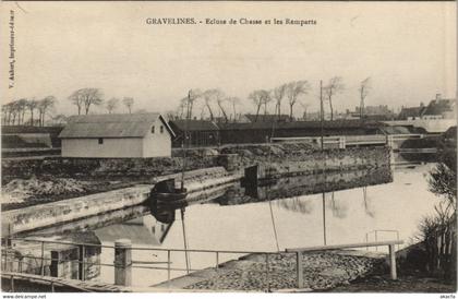 CPA GRAVELINES - Ecluse de Chasse et les Remparts (136275)