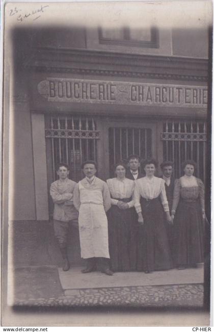 23 - CREUSE - GUERET - CARTE-PHOTO - LA BOUCHERIE CHARCUTERIE  - GROUPE FAMILLE DU BOUCHER