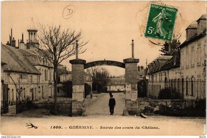 CPA AK GUERIGNY - Entrée des cours du Chateau (421080)