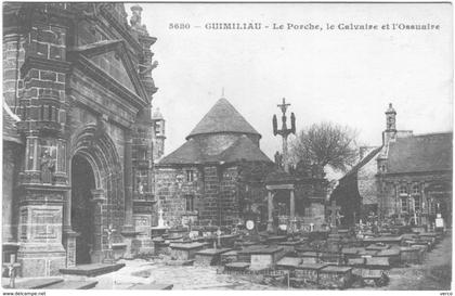 Carte Postale Ancienne de GUIMILIAU- Le Porche, le calvaire et l'Ossuaire