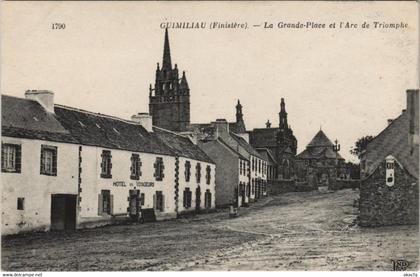 CPA GUIMILIAU - La Grande Place et l'Arc (143997)