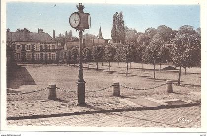 CPSM Guiscard La Place Vieille Horloge