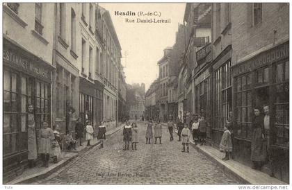 HESDIN RUE DANIEL-LEREUIL COMMERCES TRES ANIMEE