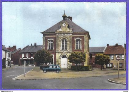 Carte Postale 80. Hornoy le bourg  hotel de vile  renault 4L   très beau plan