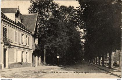 CPA HOUDAN - Avenue de la Republique (102697)