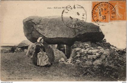 CPA ILE-aux-MOINES Un Dolmen (144856)