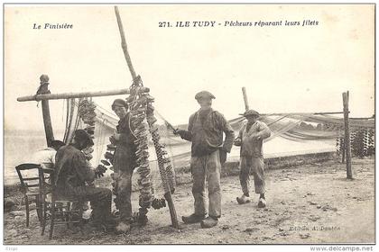 CPA Ile Tudy Pêcheurs réparant leurs filets