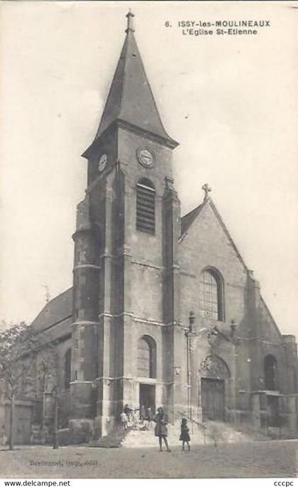 CPA Issy-les-Moulineaux L'Eglise Saint-Etienne