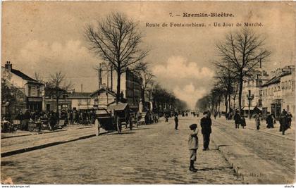 CPA KREMLIN-BICETRE Route de Fontainebleau Un Jour de Marché (869488)