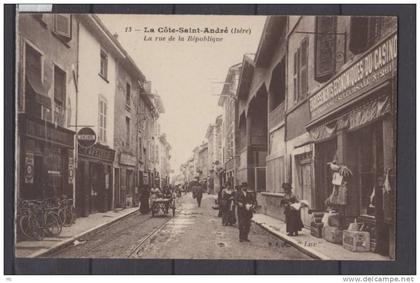 38 - La Côte Saint André - La rue de la République - animée