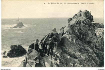 CPA - Carte postale - France - La Pointe du Raz - Touriste sur la Cime de la Pointe  (CPV820)