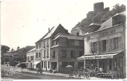 CPSM La Roche-Guyon Le Donjon et la Grande Rue