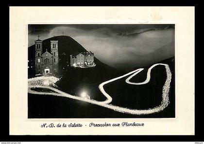 38 - La Salette - Pèlerinage de Notre Dame de La Salette - La Procession aux Flambeaux - Carte dentelée - CPSM grand for