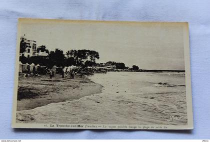 la Tranche sur mer, la vague paisible frange la plage de sable fin, Vendée 85