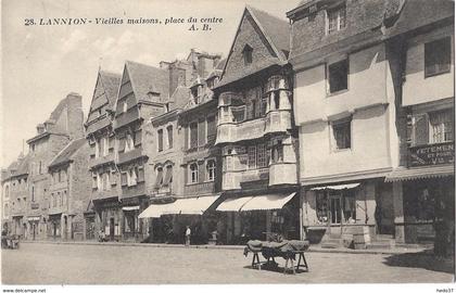 Lannion - Vieilles maisons, place du centre