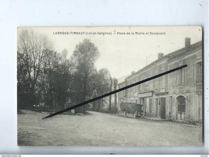 CPA abîmée - Laroque Timbaut - (Lot et Garonne ) - Place de la Mairie et Boulevard  -  (Laroque Timbault  )