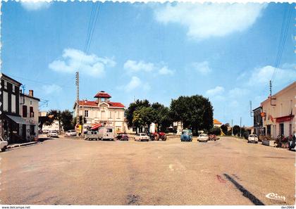 Laroque-Timbaut - Place de la mairie