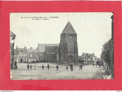 CPA  abîmée -  Environs de Lassay  - (Mayenne) - Le Horps - La Place et l'église