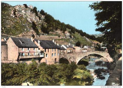 LE PONT-DE-MONTVERT L HOTEL DES CEVENNES ET LE GRAND PONT