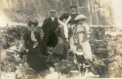 Le Tréport 76 - Carte-Photo - Plage - Femmes Enfant Mode - Falaises