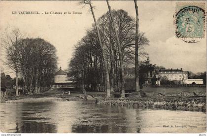 CPA LE VAUDREUIL Le Chateau et la Ferme (1148425)