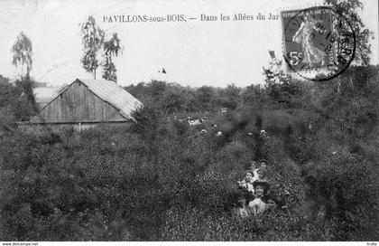 LES PAVILLONS-SOUS-BOIS DANS LES ALLEES DU JARDIN