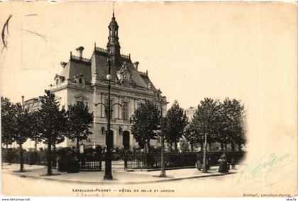 CPA LEVALLOIS-Perret Hotel de Ville et Jardin (983131)