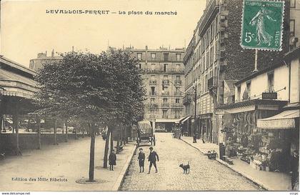 CPA Levallois Perret La Place du Marché