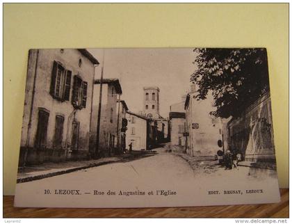 LEZOUX (PUY-DE-DOME)  RUE DES AUGUSTINS ET L'EGLISE.