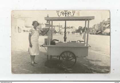 LIBOURNE (GIRONDE) RARE CARTE PHOTO MARCHANDE AMBULANTE (BISCUITS?) PLACE DECAZES  (PHOTO F PERBOYRE LIBOURNE) BEAU PLAN