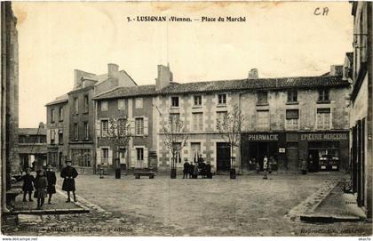 CPA LUSIGNAN - Place du Marché (365523)