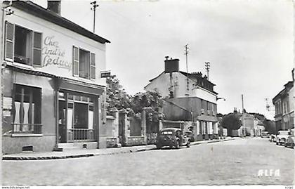 CPSM Mériel Grande Rue - Vieille voiture