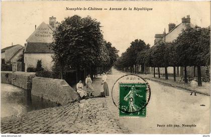 CPA NEAUPHLE-le-Chateau - Avenue de la Republique (102557)