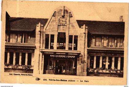 CPA NÉRIS-les-BAINS - La Gare (267513)