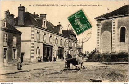 CPA NEUNG-sur-BEUVRON - Place du Marché et Grande Rue (253251)