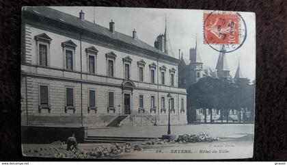 CPA NEVERS NIEVRE HOTEL DE VILLE HOMME TRAVAILLANT AU PAVAGE METIER ED F ROBLIN N° 36  1907