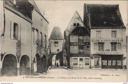 CPA NOYERS-sur-SEREIN La Place et la Porte (806695)