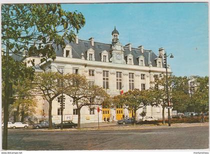 Paris :  13 em  arrondissement , la  mairie  ( voiture , ds citroën)