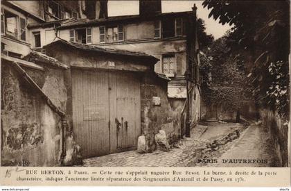 CPA PARIS 15e Rue Berton á Passy Cette rue s'appelait naguére Rue Busse (65934)