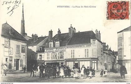 CPA Pithiviers Place du Petit Cloître