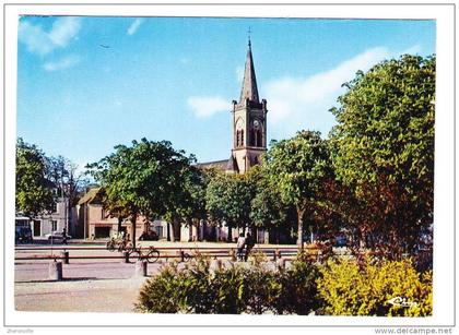 CPSM - 86 - PLEUMARTIN - Place de l´ Hôtel de Ville