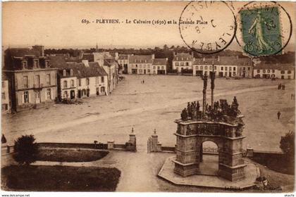 CPA Pleyben - Le Calvarire et la Grande Place (1033234)