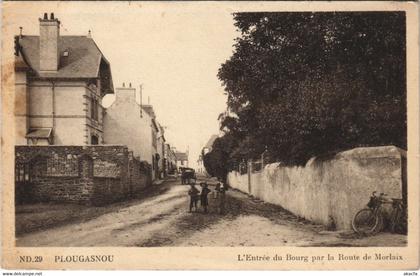 CPA PLOUGASNOU - L'Entrée du Bourg par la Route de MORLAIX (144207)