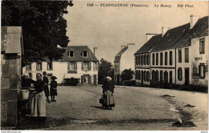 CPA PLOUGASNOU Le Bourg (252863)